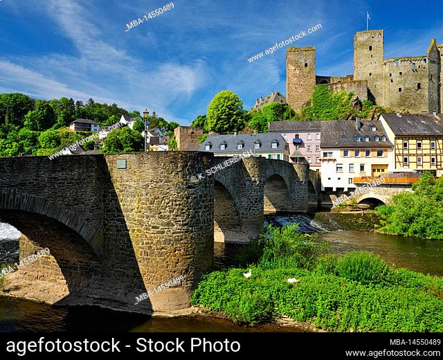 Europe, Germany, Hesse, Central Hesse, Hesse-Nassau, Taunus, Westerwald, Lahn, Runkel on the Lahn, historical stone bridge, Lahn weir, breeding pair of swans