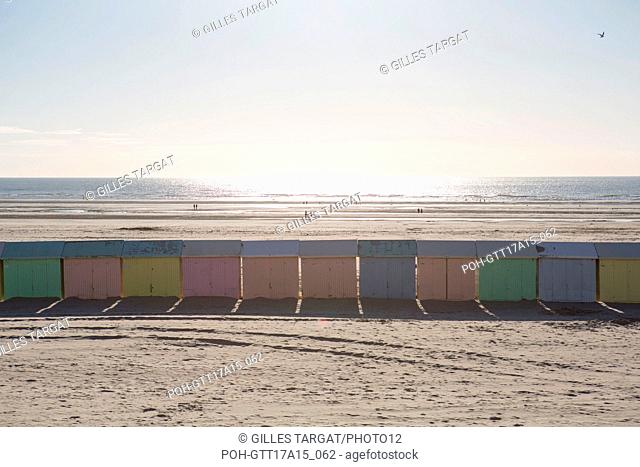 France, Région des Hauts de France, Pas de Calais, Berck Plage, esplanade Parmentier, cabines de plage peintes aux mêmes couleurs que les façades du front de...