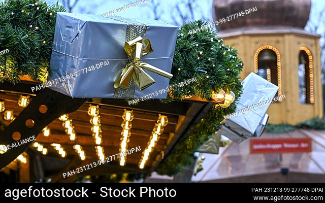 27 November 2023, Berlin: Gift packages hang from a stall at the Christmas market at Charlottenburg Palace. Photo: Jens Kalaene/dpa