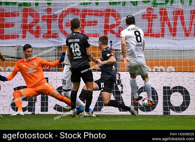 Rani KHEDIRA (FC Augsburg) shoots the goal to 1-0, action, goal shot versus Niclas FUELLKRUG (Werder Bremen) and goalwart Jiri PAVLENKA (Werder Bremen)