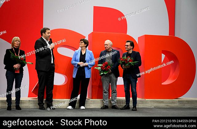 10 December 2023, Berlin: Lars Klingbeil (2nd from left), Chairman of the SPD, and Saskia Esken (M), Chairwoman of the SPD