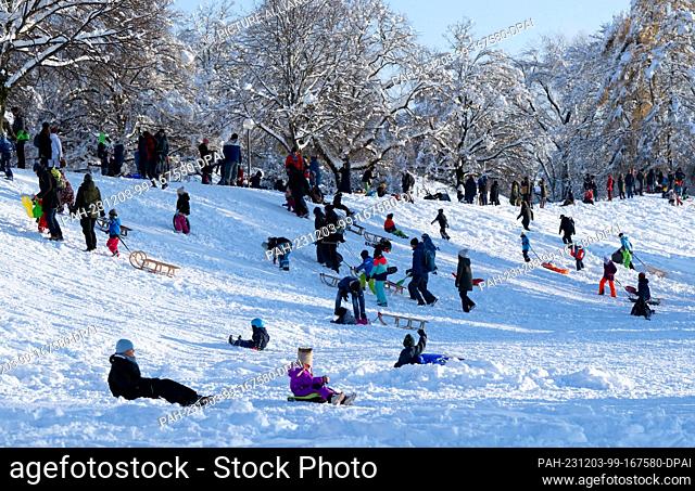 03 December 2023, Bavaria, Munich: Many people are taking advantage of the beautiful weather in the Olympic Park to go for a walk or a sleigh ride