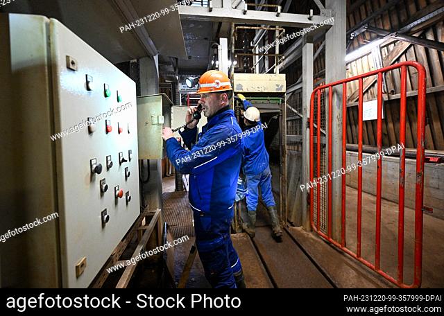 PRODUCTION - 12 December 2023, Saxony, Bad Schlema: Foreman Jörg Neubert checks in by phone at shaft 15 IIb of the Wismut mine after his exit