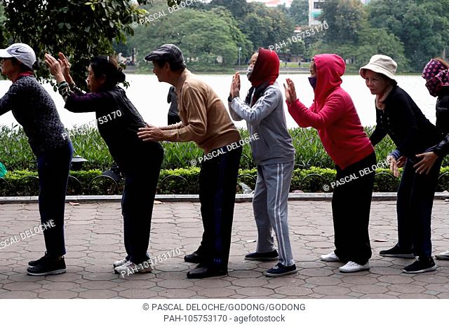 Morning excercice. Group massage at Hoan Kiem Lake. Hanoi. Vietnam. | usage worldwide. - Hanoi/Hanoi/Vietnam