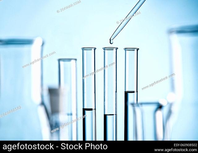 Detail eines Labors mit Reagenzgläsern, Pipette und Glaskolben