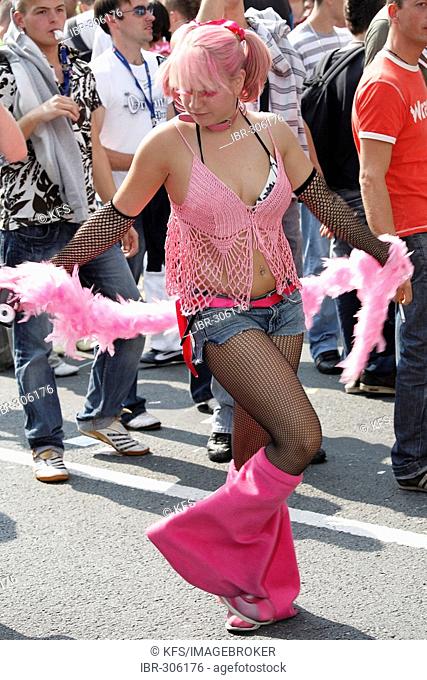 Young raver girl with feather boa dancing in the crowd, Loveparade 2007, Essen, NRW, Germany