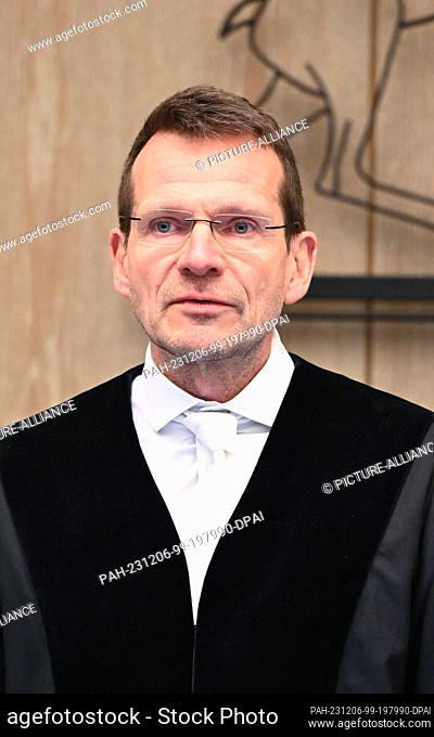 06 December 2023, Baden-Württemberg, Mannheim: Gerd Rackwitz, presiding judge at Mannheim Regional Court, opens the trial of a woman for the alleged murder of...
