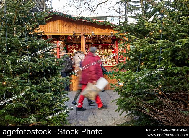 17 December 2023, Berlin: People are drawn to the Christmas market on Breitscheidplatz on Sunday when the shops are open