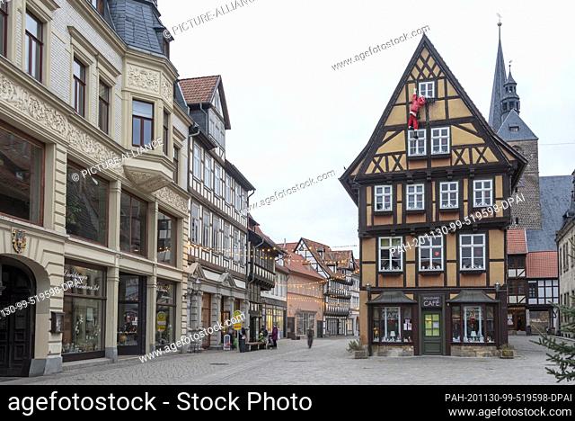 29 November 2020, Saxony-Anhalt, Quedlinburg: There are only a few people on the Quedlinburg market place. The Christmas market