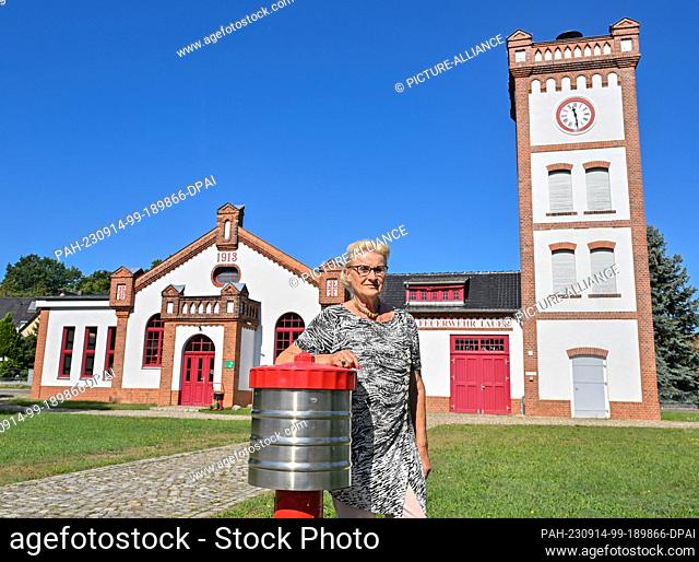 07 September 2023, Brandenburg, Tauer: Karin Kallauke (non-party), mayor of the municipality of Tauer, stands in front of the fire station built in 1913