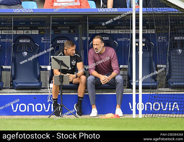 coach Pellegrino MATARAZZO (S) sits on the coachbank with Michael KAMMERMEYER l. (S, co-coach analysis) Soccer 1. Bundesliga, 06