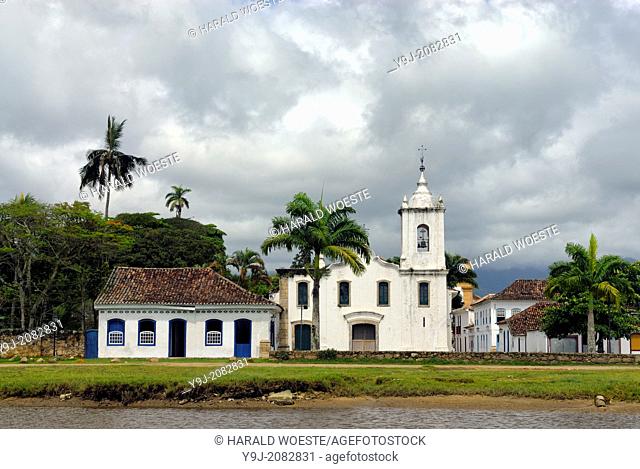 The church Igreja Nossa Senhora das Dores in the historic centre of Paraty, Espirito Santo, Brazil. --- Info: The beautiful colonial town of Paraty has been a...