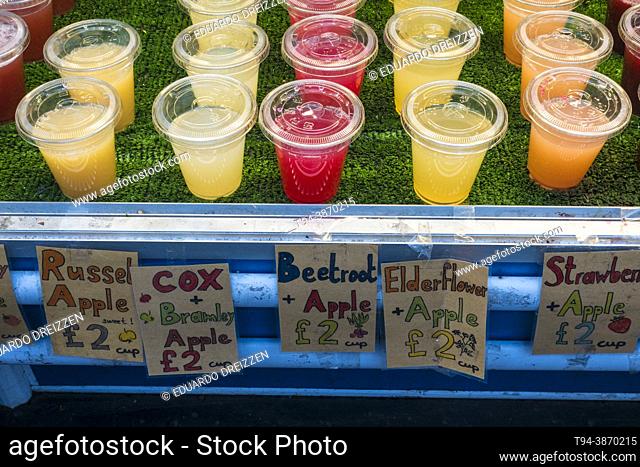 Puesto de venta de jugos de fruta frescos en el Borough Market, Southwark, Londres, UK