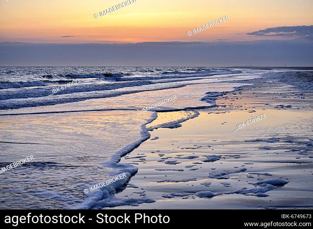 Water's edge at the beach of Spiekeroog, East Frisian Island, East Frisia, Lower Saxony, Germany, Europe