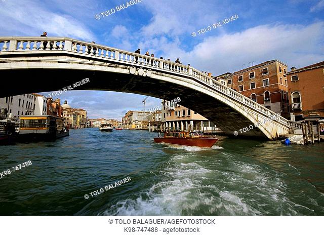 Puente sobre el Gran canal. Venice. Italy