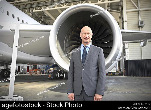 Jost LAMMERS (chairman of the management of FMG, Munich Airport) in front of a turbine jet engine, single image, cut single motif, half figure, half figure