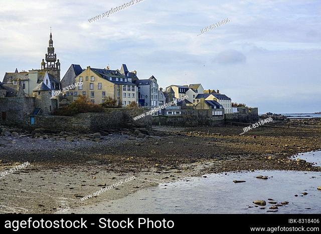 Old town of Roscoff with church Notre-Dame-de-Croaz-Batz at low tide, department Finistere Penn ar Bed, region Bretagne Breizh, France, Europe