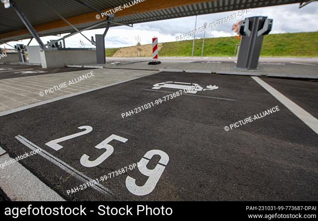 31 October 2023, Baden-Württemberg, Merklingen: In front of a charging point in a charging park, a symbol for an e-car is painted together with the number 259