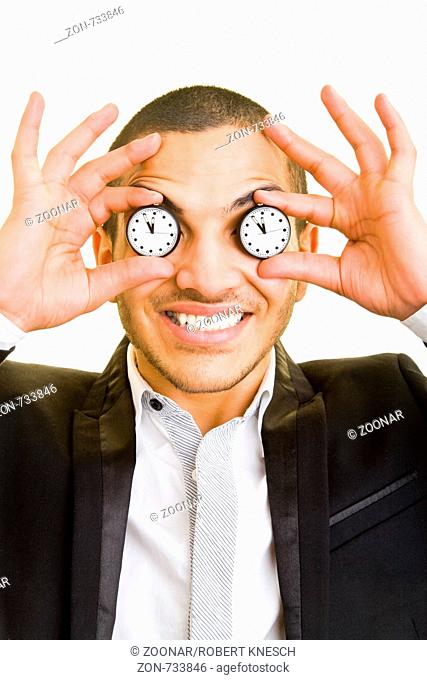 Junger Mann in Businesskleidung mit zwei Taschenuhren vor den Augen