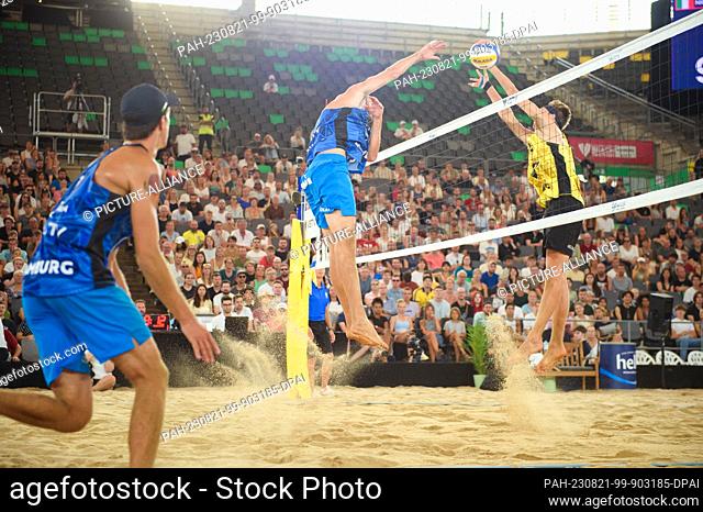 20 August 2023, Hamburg: Volleyball/Beach: Beach Pro Tour, Final, Italy - Sweden. Italy's Paolo Nicolai (M) plays the ball over the net against Sweden's Jonatan...