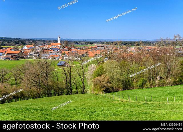 Germany, Bavaria, Upper Bavaria, Pfaffenwinkel, Antdorf, town view with parish church St. Peter and Paul, view from the Betbichlrunde