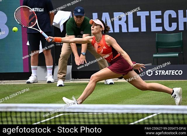 27 June 2023, Hesse, Bad Homburg: Tennis: WTA Tour, Singles, Women, Round of 16, Alize Cornet (FRA) - Emma Navarro (USA)