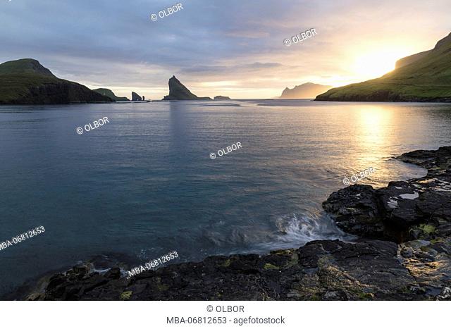 Faroes, Vagar, Tindholmur, bay, Sorvagsfjordur, evening