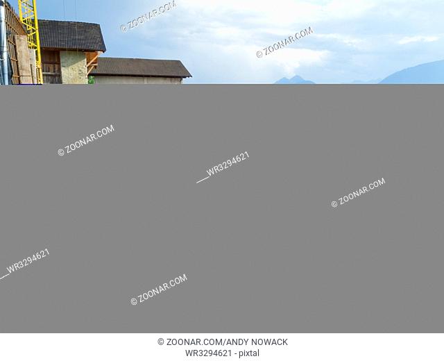 Erhöhte Ansicht auf eine Baustelle in Schenna oberhalb von Meran im Sommer 2015. Elevated view on a construction site in Scena above Merano in summer 2015