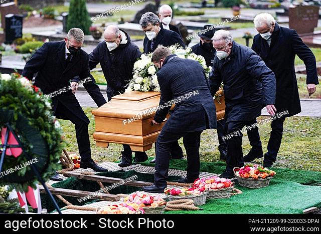 09 December 2021, Rhineland-Palatinate, Bruchmühlbach-Miesau: Football: Funeral of football idol Horst Eckel. Former football players Andreas Brehme (2nd from...