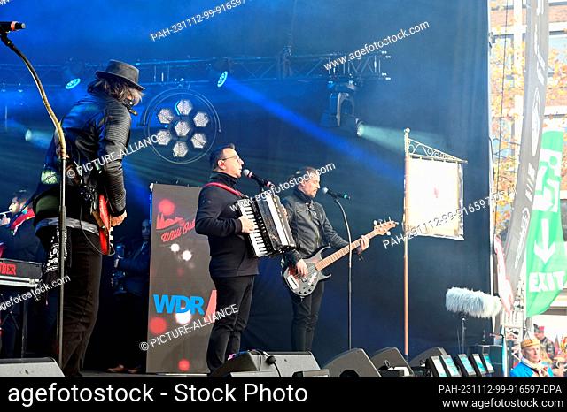 11 November 2023, North Rhine-Westphalia, Cologne: The band Räuber on stage on 11.11.2023 in Cologne at the opening of the carnival session 2023 2024 of the...
