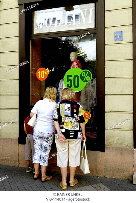 Consumers in front of a shop window with summer sale. - GYOER, UNGARN, 21/07/2005