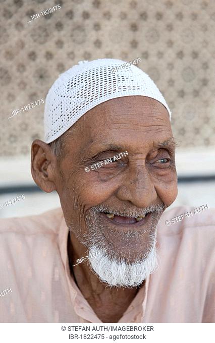 Islam, portrait, Muslim, old man with a beard wearing a cap, sitting in front of the Tomb of Sheikh Salim Chishti, Jama Masjid Mosque, Fatehpur Sikri