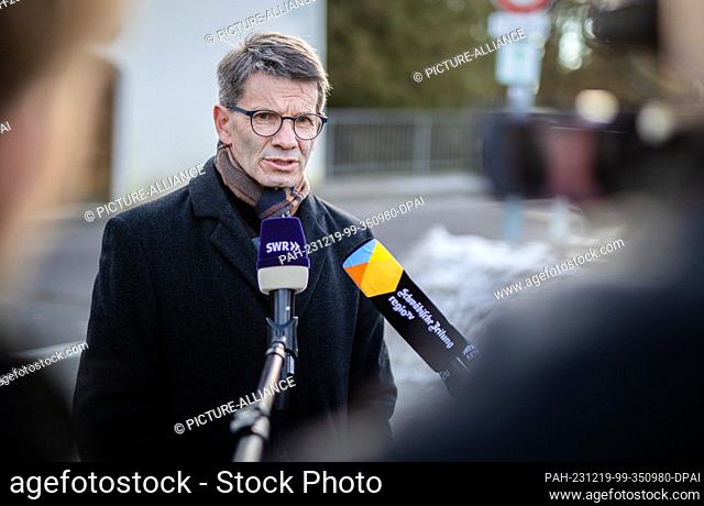 19 December 2023, Baden-Württemberg, Bingen-Hitzkofen: Jochen Fetzer, Mayor of Bingen, makes a press statement after the discovery of a child's body