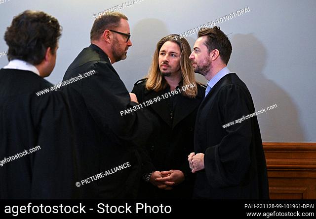 28 November 2023, Saxony, Leipzig: German rock musician Gil Ofarim (M) stands between his defense lawyers Tido Oliver Hokema (2nd from left) and Alexander...