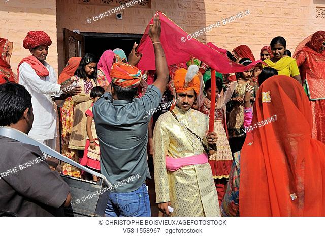 India, Rajasthan, Nagaur district, Panchala Siddha village, Rajput wedding, The exit of the bridegroom