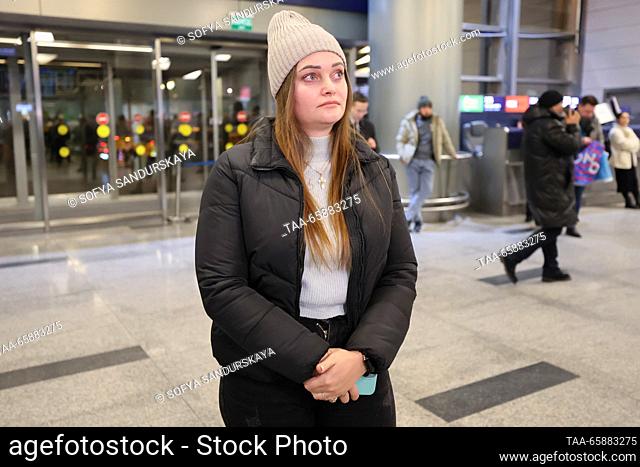 RUSSIA, MOSCOW - 19 de diciembre de 2023: Alexandra Zhulina espera a su hijo que está llegando en un vuelo de Estambul-Moscow