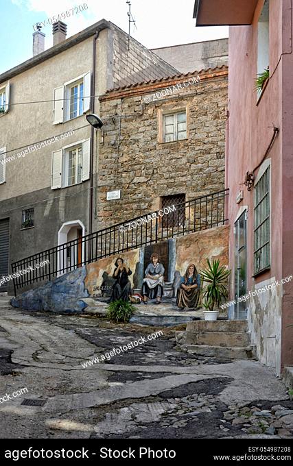 Rundgang durch Orgosolo auf der Insel Sardinien, das beruehmt ist für rund 150 Murals/Wandgemaelde der verschiedensten Themen und Motive ueber die ganze Stadt...