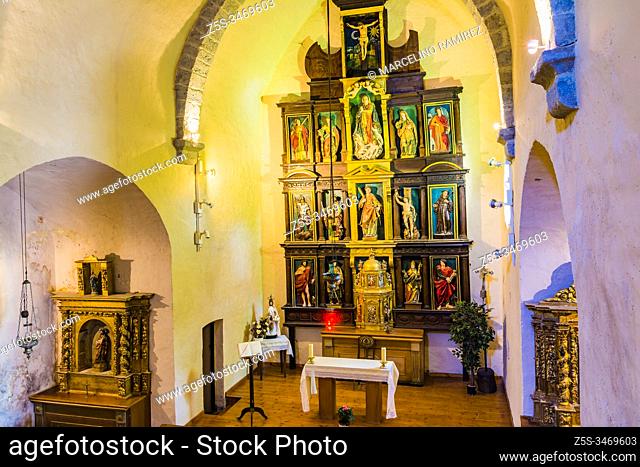 Nave and Altarpiece. church of San Esteban, of Romanesque-Gothic style and built at the beginning of the 13th century. Zabaldica, Esteríbar, Navarre, Spain
