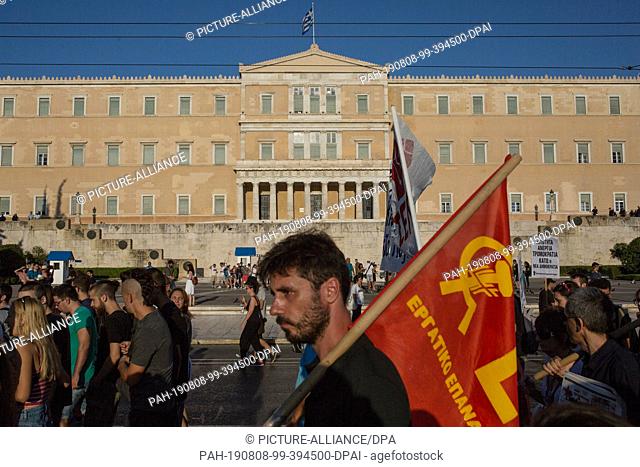 08 August 2019, Greece, Athen: Students and trade unionists go to the Greek Parliament with flags during a demonstration against the circumcision of university...
