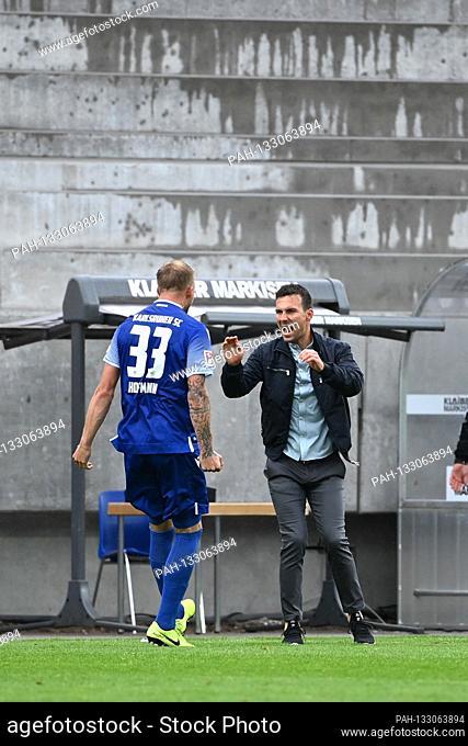 final jubilation: KSC players are happy about the derby victory. Philipp Hofmann (KSC), coach Christian Eichner (KSC). GES / Football / 2nd Bundesliga:...