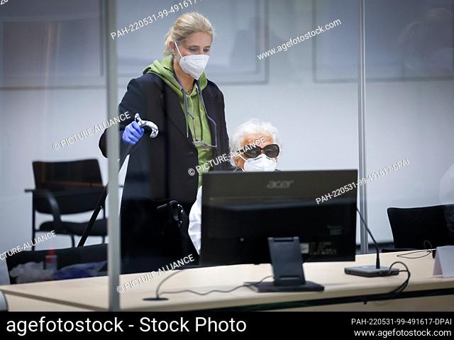 31 May 2022, Schleswig-Holstein, Itzehoe: The defendant Irmgard F. (r) is accompanied into the courtroom by an employee of the Forensic Medical Service at the...