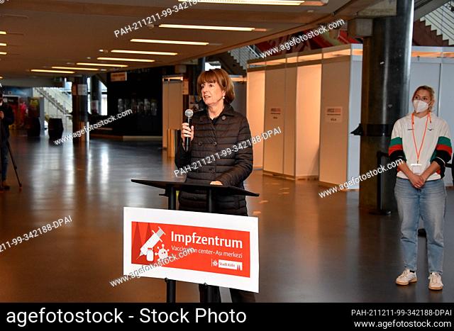 09 December 2021, North Rhine-Westphalia, Cologne: Henriette Reker, Mayor of the City of Cologne speaks in front of vaccination booths