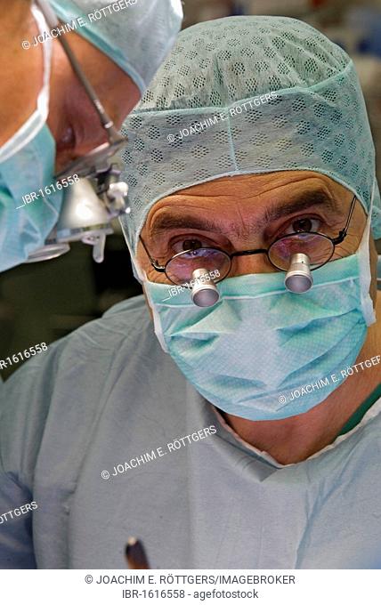 Prof. Dr. med Thomas Hupp at a carotid artery surgery at the Klinikum Stuttgart hospital, Stuttgart, Baden-Wuerttemberg, Germany, Europe