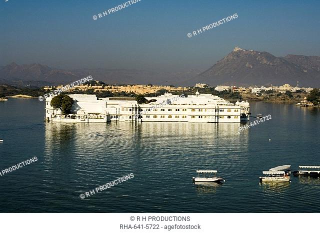 The Lake Palace hotel on Lake Pichola, Udaipur, Rajasthan state, India, Asia