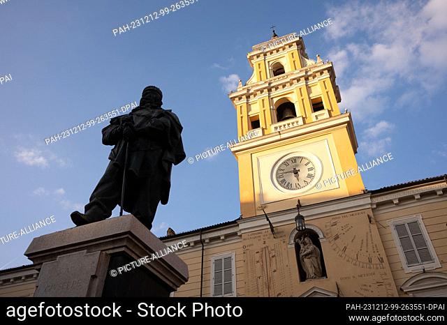 13 October 2023, Italy, Parma: The statue of Garibaldi in front of the Palazzo del Governatore. Photo: Sebastian Kahnert/dpa