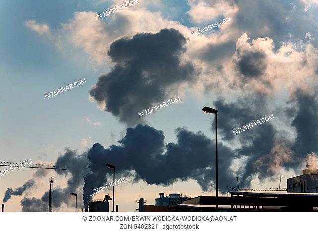 Schlot eines Industriebetriebes mit Rauch. Symbolfoto für Umweltschutz und Ozon