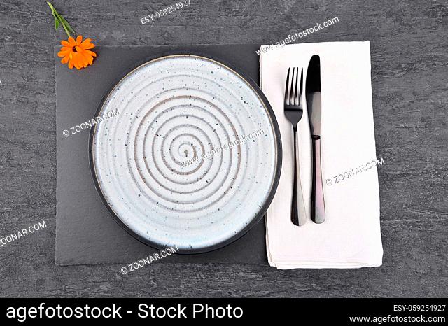 Ringelblume und Gedeck auf Schiefer - Common marigold and table setting on slate