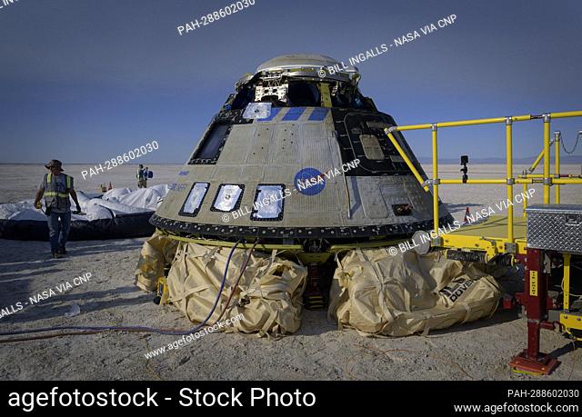 Boeing and NASA teams work around Boeing’s CST-100 Starliner spacecraft after it landed at White Sands Missile Range’s Space Harbor, Wednesday, May 25, 2022