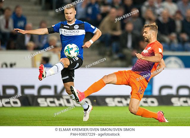 Florian HARTHERZ (li., BI) gegen Lukas HINTERSEER (BO), Aktion, Zweikampf, Fussball 2. Bundesliga, 3. Spieltag, Arminia Bielefeld (BI) - VfL Bochum (BO), am 21