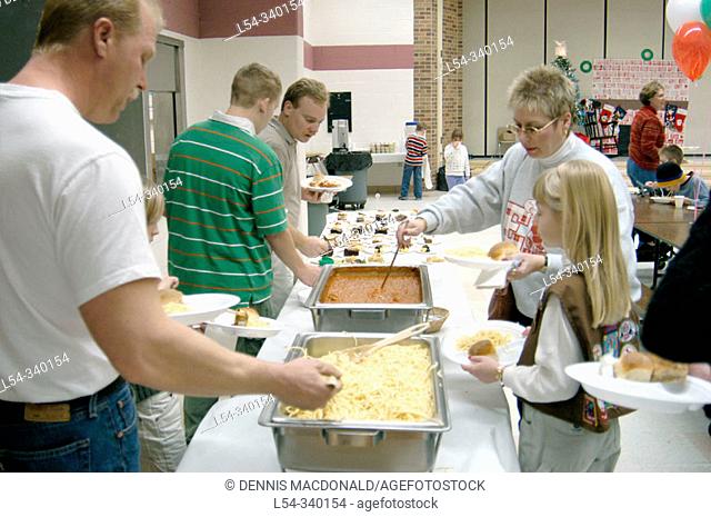 Families gather at Elementary School Christmas dinner
